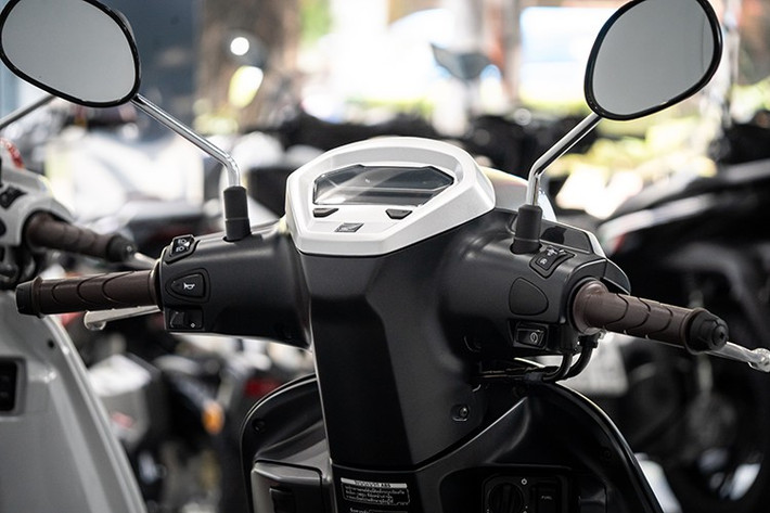 Xe có chiều dài x rộng x cao lần lượt là 1.902 mm x 683 mm x 1.144 mm, chiều dài cơ sở 1.312 mm và chiều cao yên 780 mm. Trọng lượng ở mức 118 kg và dung tích bình xăng 5,4 lít.