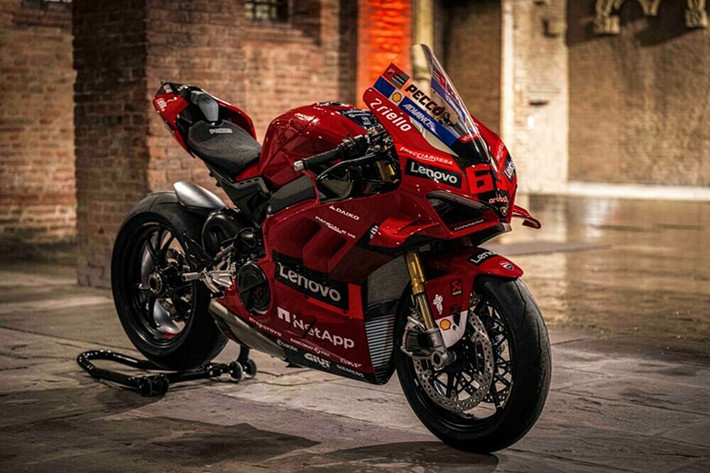 Ducati sẽ chỉ sản xuất 293 chiếc siêu môtô Panigale V4 Marquez 2025 World Champion Replica, với giá bán là 104.930 đô la (tương đương khoảng hơn 2,73 tỷ đồng). Hiện khách hàng đã có thể đặt mua và sở hữu mẫu xe này.