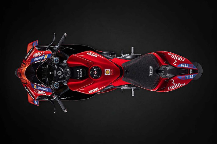 Bình xăng của chiếc xe đã được chính Marquez ký tên. Anh đã giành chức vô địch MotoGP đầu tiên cùng Ducati vào năm 2025. Đây là danh hiệu thứ bảy của anh (ở hạng mục cao nhất) sau khi giành 6 danh hiệu còn lại với Honda, và là danh hiệu vô địch thế giới thứ 9 của anh.