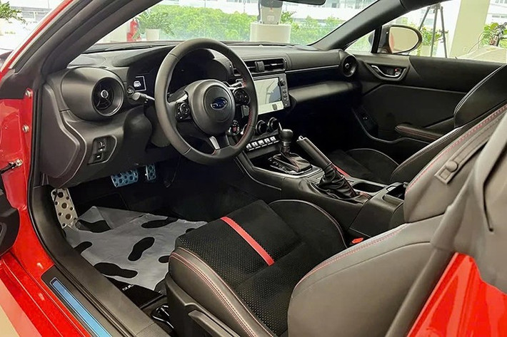 Khoang nội thất của xe Subaru BRZ hướng tới người lái với ghế thể thao bọc da kết hợp Ultrasuede, màn hình kỹ thuật số 7 inch, vô-lăng 3 chấu và màn hình trung tâm tích hợp công nghệ an toàn EyeSight.