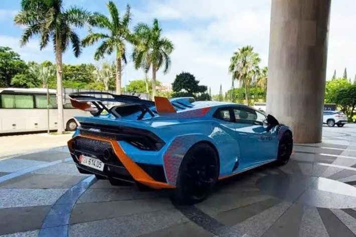 Siêu xe Lamborghini Huracan STO có giá xuất xưởng trên 8 tỷ đồng nhưng người mua thường phải lót tay từ 1 tỷ đến 2,5 tỷ đồng để nhanh chóng nhận bàn giao xe.