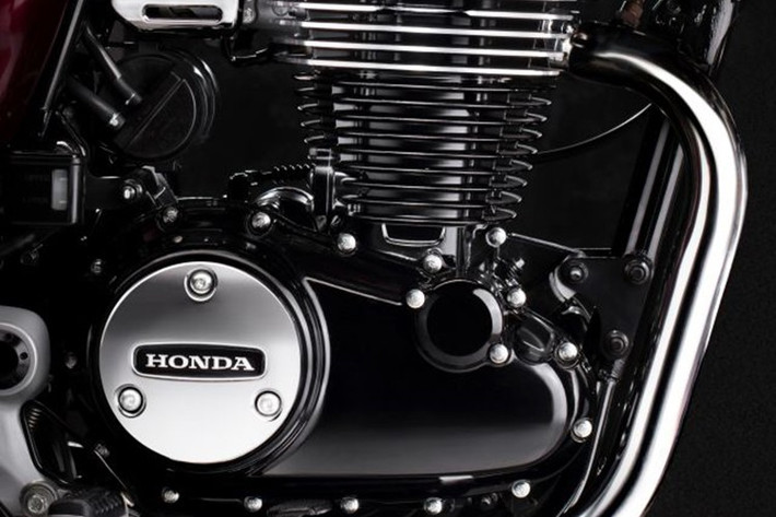 Danh sách trang bị tiêu chuẩn của CB350C Special Edition bao gồm bộ ly hợp chống trượt, hệ thống kiểm soát lực kéo cơ bản, ABS hai kênh, đèn pha LED toàn phần và bảng đồng hồ bán kỹ thuật số với kết nối điện thoại thông minh và hỗ trợ giọng nói.