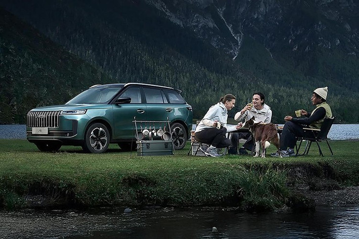 Cản trước được điểm xuyết bằng mảng nhựa đen sần to bản, “vắng bóng” đèn sương mù. Hệ thống treo MacPherson phía trước, trong khi phía sau là loại liên kết đa điểm - một điểm cộng trên giấy tờ khi hầu hết các xe hạng B dùng động cơ đốt trong “trung thành” với treo thanh xoắn. La-zăng 18 inch đi kèm lốp cỡ 235/55 rộng và dày hơn Xforce lẫn Yaris Cross.