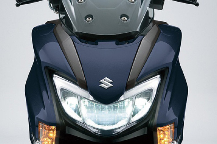 Về trang bị, ngoài hệ thống đèn LED xung quanh xe, xe còn có màn hình hiển thị LCD kỹ thuật số đầy đủ, hộc chứa đồ dưới yên dung tích 21,5 lít – đủ để chứa 1 mũ bảo hiểm nửa đầu và vẫn còn chỗ chứa thêm.