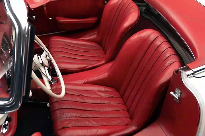 Ông Lindsay vẫn sở hữu chiếc xe cho đến cuối năm 1970, với hóa đơn và hồ sơ bảo dưỡng ghi lại từng bước sở hữu của ông. Vào tháng 1 năm 1968, ông đã lắp đặt khối động cơ và piston mới chỉ sau 315 miles sau khi mua, có thể là một phụ tùng nguyên bản chưa được đóng dấu của nhà máy, thường dùng cho động cơ M198 sáu xi-lanh thẳng hàng 3.0 lít hợp kim ít được biết đến của thời kỳ đó.