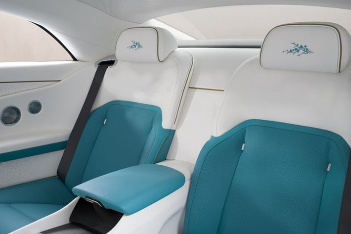 Ấn tượng hơn, mỗi chiếc xe đều được trang bị phần cửa Starlight với 4.796 “ngôi sao” bố trí thủ công, cùng mặt fascia phát sáng với hơn 5.500 “ngôi sao” bên cạnh logo Spectre. Ý tưởng này được các nghệ nhân Rolls-Royce lấy cảm hứng từ hiện tượng thiên văn “tam giác mùa xuân” được hình thành bởi ba chòm sao ở bán cầu Bắc: Boötes, Leo và Virgo.