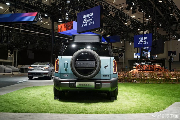 Bronco Basecamp sở hữu thiết kế pha trộn giữa Bronco cỡ lớn tại Mỹ và Bronco Sport nhỏ gọn hơn. Tuy nhiên, kích thước của mẫu xe này lại lớn hơn cả hai người anh em đang bán tại Mỹ. Cụ thể, Bronco Basecamp mới sở hữu chiều dài lên đến 5.025 mm và chiều dài cơ sở 2.950 mm. Như vậy, xe dài hơn 101 mm so với Ford Everest hiện đang bán tại Việt Nam.