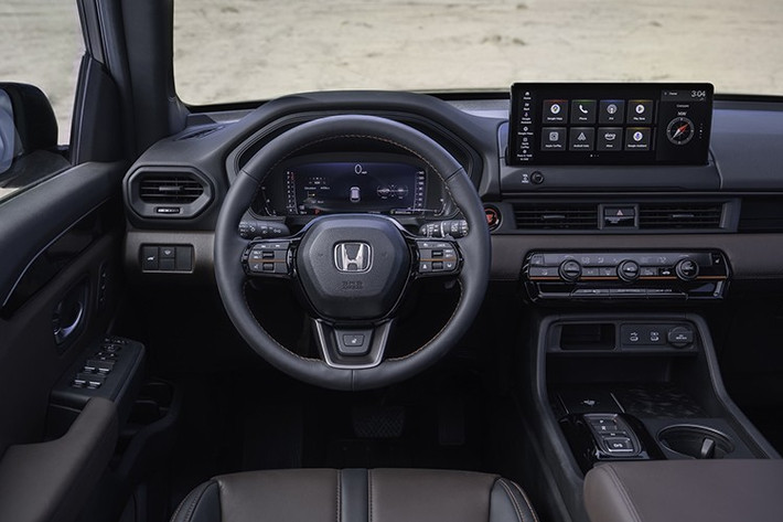 Bên trong khoang nội thất, Honda Pilot 2026 trang bị màn hình cảm ứng trung tâm HD kích thước 12,3 inch, lớn hơn 37% so với thế hệ trước, cùng cụm đồng hồ kỹ thuật số 10,2 inch – tăng diện tích hiển thị lên 43%.