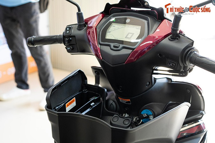 Màn hình LCD có chất lượng hiển thị tốt khi quan sát dưới trời nắng, cung cấp loạt thông tin quan trọng như tốc độ, vòng tua, mức nhiên liệu… Mẫu underbone trang bị khóa cơ, được bổ sung giỏ chứa đồ Yamaha Premium tích hợp cổng sạc USB chống nước - chỉ có ở bản giới hạn.