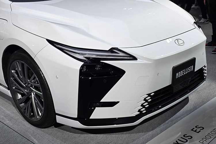 Những gì nằm bên dưới thân xe đánh dấu sự thay đổi thực sự cho mẫu sedan hạng sang cỡ trung của Lexus, khi có cả biến thể động cơ đốt trong và thuần điện. Đối thủ BMW đã bán các sản phẩm tương tự từ vài năm nay, gồm i4/series 4 Gran Coupe, i5/series 5 và i7/series 7. Nhưng đây là lần đầu tiên của Lexus.