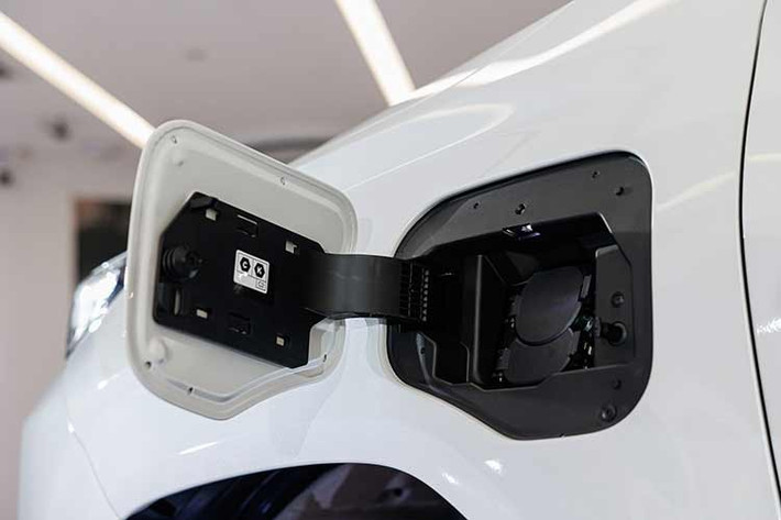 Tuy hướng đến khách hàng quan tâm đến chi phí vận hành và thân thiện môi trường, Hilux BEV vẫn giữ nền tảng thiết kế quen thuộc như khung gầm rời, khoảng sáng gầm 212 mm và khả năng lội nước 700 mm. Xe được bổ sung chế độ lái địa hình riêng, tinh chỉnh để tối ưu hiệu suất phanh và mô-men xoắn của động cơ điện.