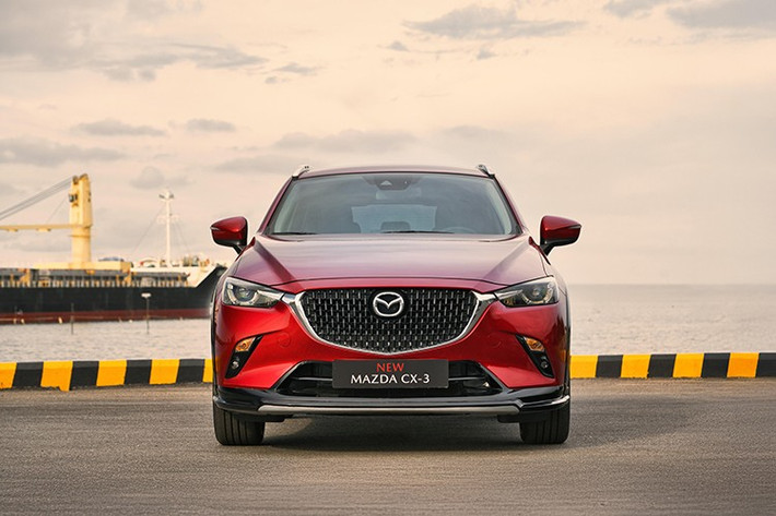 Mazda CX-3 lắp ráp trong nước sẽ được trang bị lưới tản nhiệt mới kiểu “Signature Wing” tương tự đàn anh CX-8, ốp cản trước và sau thiết kế lại, cùng tùy chọn màu sơn 2 tone.