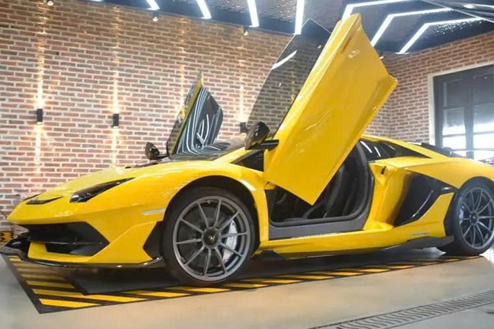 Trong số khoảng 5 chiếc siêu xe Lamborghini Aventador đang được chào bán tại thị trường Việt Nam, xe rẻ nhất từ 13 tỷ đồng, và đắt nhất là 17 tỷ đồng, khá thú vị là ngoài 4 xe tiêu chuẩn, còn có 1 chiếc Lamborghini Aventador SVJ xuất hiện trên thị trường xe đã qua sử dụng.