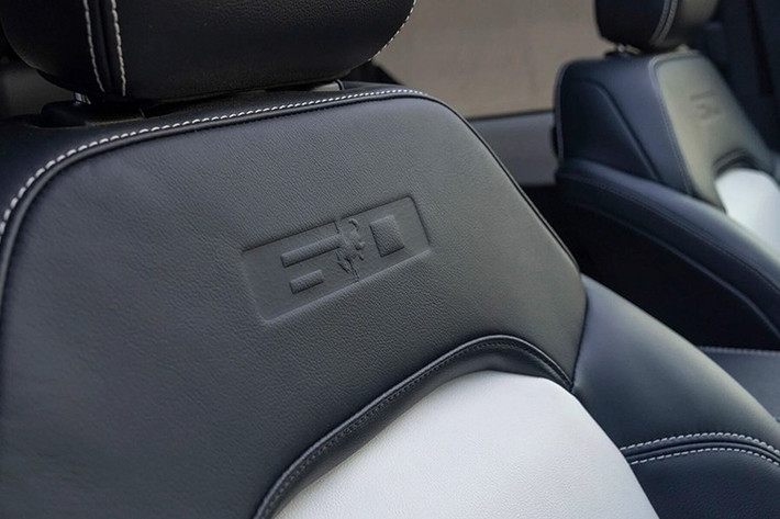 Bảng điều khiển có điểm nhấn đỏ, ghế bọc da Ebony màu xám và trắng ở phần ngoài và tựa lưng, kết hợp với lớp lót da Alpine cùng ký tự "60" năm dập nổi trên tựa ghế. Tựa tay bọc vinyl Alpine nâng cao trải nghiệm, đường chỉ Alpine trên bảng điều khiển bọc da kết hợp hài hòa với điểm nhấn Bronco Red trên bảng đồng hồ và tay nắm.