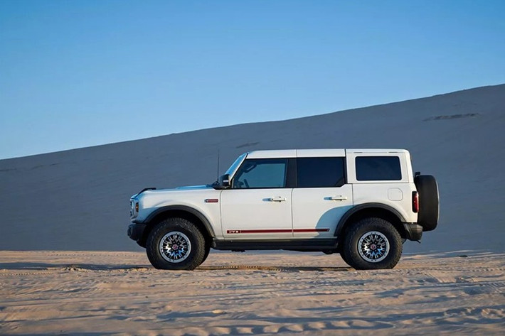 Gói Sasquatch dạng tiêu chuẩn, hệ thống 4x4 tiên tiến, hệ thống treo cao cấp, tỷ số truyền mạnh mẽ hơn, khóa vi sai điện tử trước/sau,...