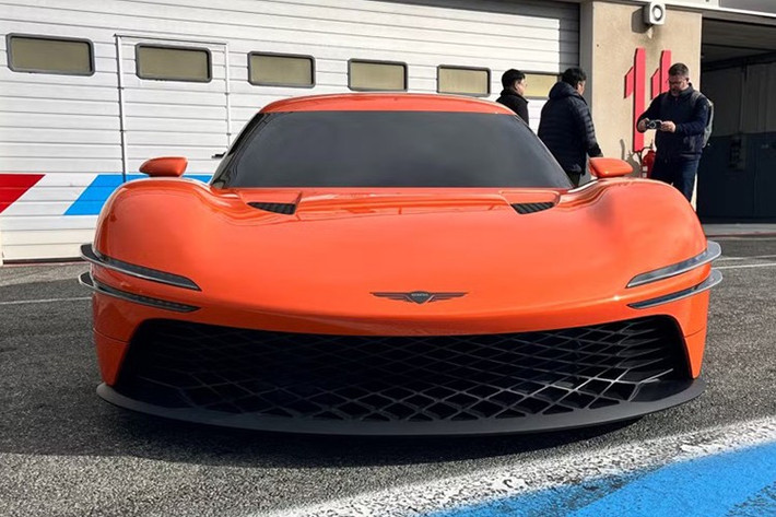 Các nhà thiết kế cũng trang bị cho xe bộ khuếch tán gió nổi bật và ống xả đặt giữa chia thành ba phần. Genesis vẫn giữ kín thông tin chi tiết, nhưng đã xác nhận mẫu concept này sẽ có thiết kế động cơ đặt giữa-sau. Nhiều khả năng nó sẽ sử dụng động cơ V8, mặc dù đây chỉ là suy đoán vào thời điểm này.