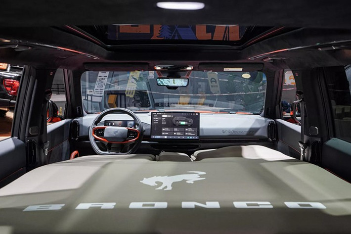 Bronco Basecamp điện tại Trung Quốc có kích thước lớn với chiều dài cơ sở 2.950 mm, dài hơn nhiều so với Bronco Sport Mỹ. Hệ thống mái kính có thể nâng lên như một chiếc lều cắm trại, kết hợp với hàng ghế gập phẳng, biến cabin thành “phòng ngủ mini” khi dã ngoại.