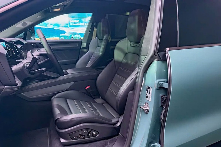 Khác biệt hoàn toàn với các thế hệ trước, Cayenne Electric sử dụng phiên bản kéo dài của kiến trúc PPE (Premium Platform Electric) vốn được dùng trên Macan Electric. Với việc kéo dài thêm 130 mm để đạt chiều dài cơ sở 3.020 mm, mẫu xe mới mang lại không gian để chân rộng rãi vượt trội cho hành khách phía sau so với bản chạy xăng.