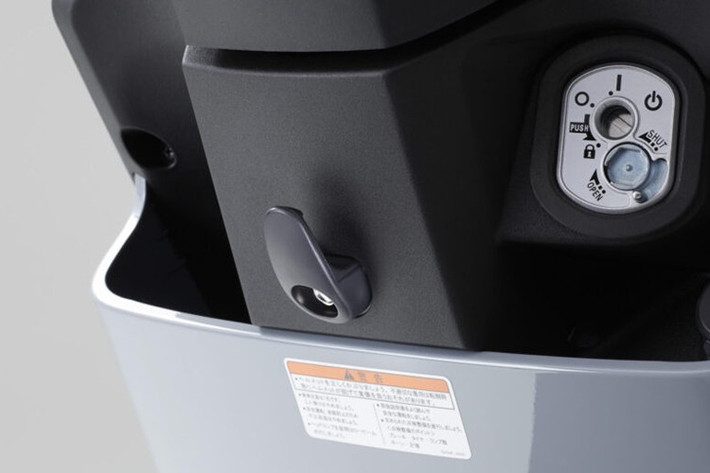 Yamaha JOG E vẫn sử dụng ổ khóa vật lý truyền thống, được tích hợp cả chức năng mở cốp. Lốp xe có kích thước 90/90-12 ở phía trước và 100/90-10 ở phía sau, với phanh đĩa ở bánh trước và phanh tang trống ở bánh sau.