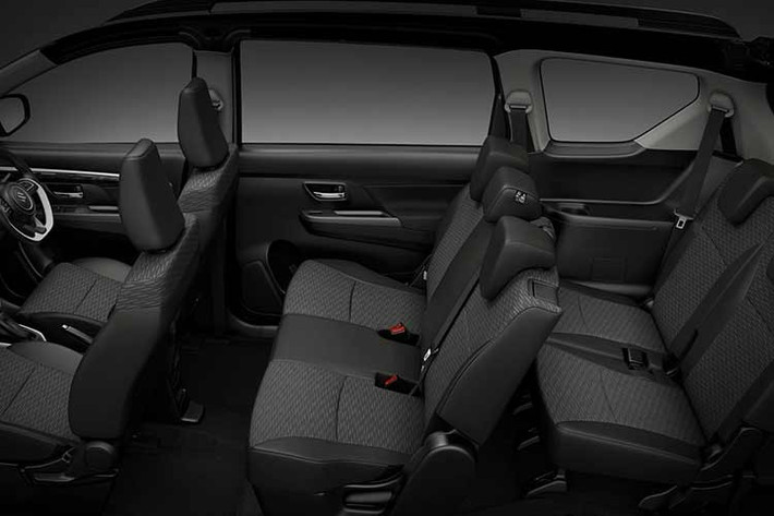 Ngoài ra cửa gió hàng ghế sau và màn hình MID màu TFT hiển thị thông tin dòng điện (Energy Flow). Bản nâng cấp cũng bổ sung hệ thống Cruise Control, đèn pha tự động, đèn Welcome Home và gương chiếu hậu gập điện khi khóa xe.