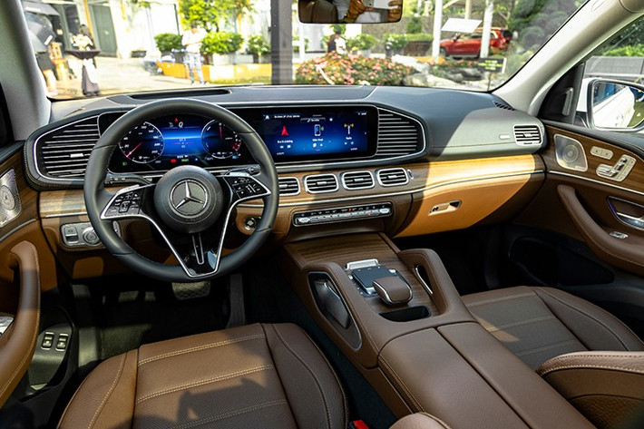 Mercedes-Benz GLE 400 E sở hữu kích thước dài x rộng x cao lần lượt là 4924 x 1999 x 1795 mm, với chiều dài cơ sở 2995 mm. Nội thất xe được tập trung bổ sung các trang bị bên trong khoang lái.