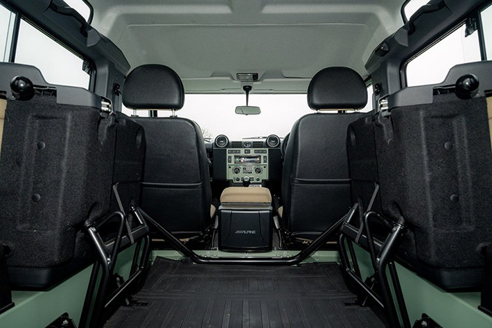 Bản in thông số kỹ thuật gốc của chiếc xe dẫn động bốn bánh cực kỳ được ưa chuộng này cũng được bao gồm, cùng với một cuốn sách giới hạn về lịch sử HUE 166, cũng như các tài liệu về 20 chiếc cuối cùng được sản xuất tại nhà máy Solihull ở Vương quốc Anh. Khung gầm SALLDWBP7GA490325 cũng đã được giới thiệu trên rất nhiều tạp chí.