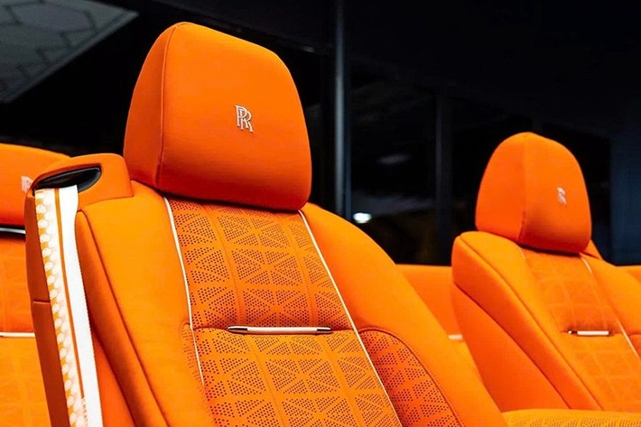 Tổng cộng, việc sản xuất gói độ này được giới hạn chỉ 25 chiếc. Điều này có nghĩa là khả năng bạn bắt gặp một chiếc xe như vậy ngoài đời thực sẽ rất nhỏ. Venuum đã đăng tải hình ảnh về tác phẩm mới nhất của mình trên Instagram, thể hiện rõ phong cách độc đáo này.