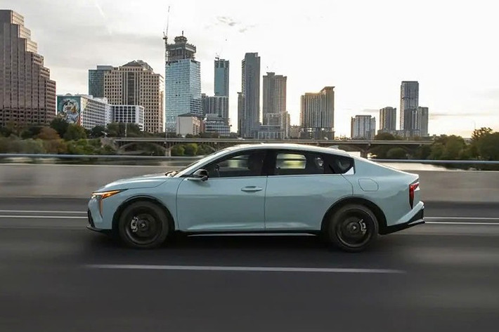 Theo số liệu bán hàng, Kia đã tiêu thụ 126.919 xe K4 tại Mỹ tính đến hết tháng 11, qua đó đưa mẫu sedan này trở thành sản phẩm bán chạy thứ hai của hãng, chỉ xếp sau Sportage. Thành công này phần lớn đến từ chiến lược giá hợp lý, yếu tố vẫn được Kia duy trì trong năm 2026.