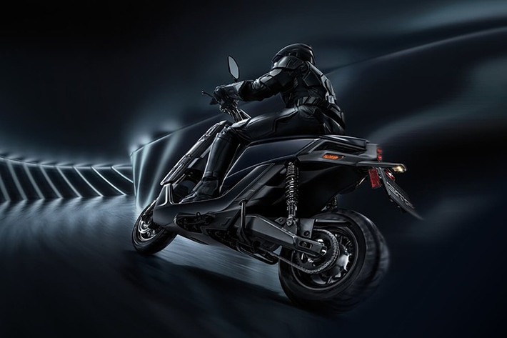 Về mặt an toàn, Yamaha EMF được trang bị phanh đĩa trước đường kính 200 mm với heo phanh 4 piston, phanh đĩa sau 190 mm và hệ thống CBS giúp phân bổ lực phanh đều giữa bánh trước và bánh sau. Ngoài ra, xe còn có hộc chứa đồ ở khu vực sàn để chân cùng cổng sạc USB, đáp ứng tốt nhu cầu sử dụng hàng ngày của người dùng đô thị.