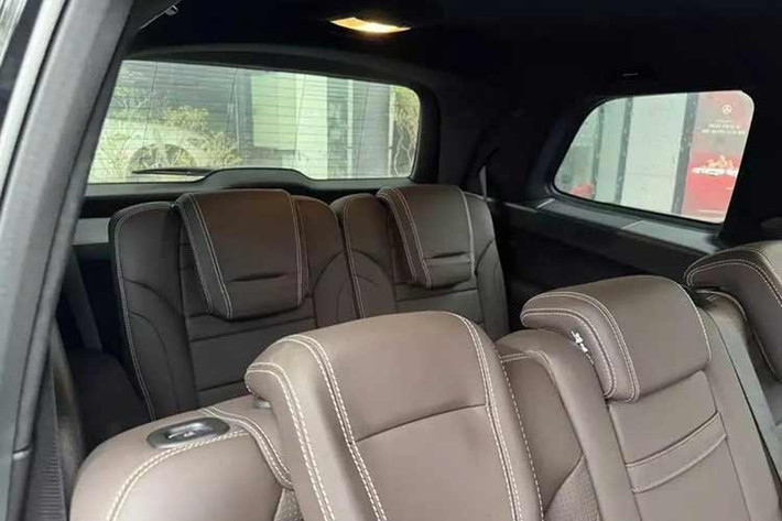 Ngoài ra, xe còn được trang bị một số chi tiết trang trí nội thất đặc trưng như các tấm ốp sợi carbon, thảm sàn AMG, bảng đồng hồ AMG, các pedal thể thao… Hàng ghế trước thể thao với logo AMG trên tựa lưng, tích hợp sưởi/quạt gió/massage và bọc da Nappa cao cấp... là điểm đặc trưng riêng của GLS 63 AMG so với các phiên bản thường.