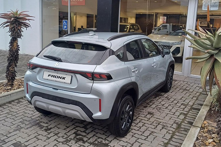 Thứ hai là động cơ xăng 4 xi-lanh, dung tích 1.5L có mã K15C, kết hợp với công nghệ mild hybrid Smart Hybrid Vehicle by Suzuki (SHVS) dành cho phiên bản cao cấp. Động cơ xăng tạo ra công suất tối đa 101 mã lực và mô-men xoắn cực đại 135 Nm.