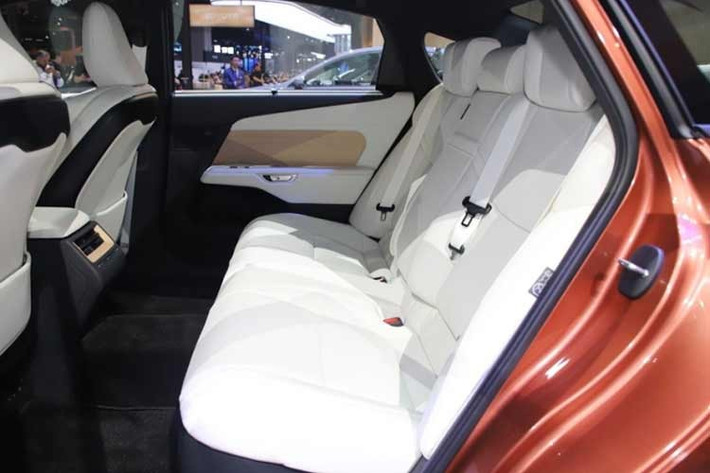 Một số yếu tố đáng chú ý khác trong cabin có thể kể tới bàn sạc điện thoại không dây kép nằm tại cụm điều khiển trung tâm, cửa sổ trời toàn cảnh hay nền tảng phần mềm Arene mới của Toyota/Lexus sẽ được hãng đưa vào sử dụng trên xe thành phẩm ngay từ bây giờ.