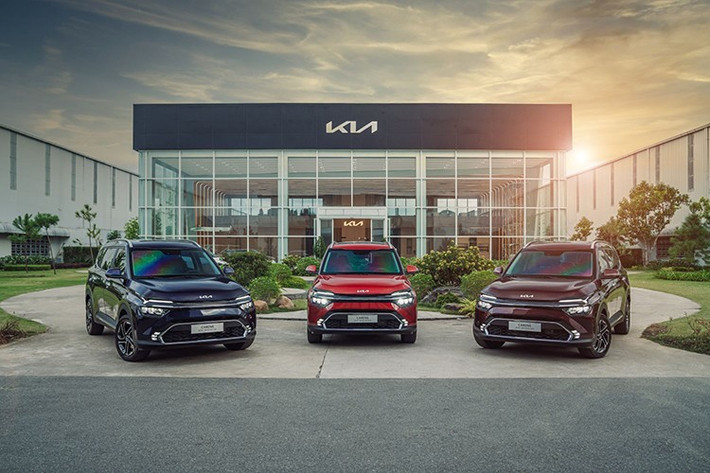 Mẫu MPV KIA Carens cũng được áp dụng các chương trình ưu đãi từ 5 - 22 triệu đồng tùy phiên bản, đi kèm một số gói phụ kiện tặng thêm nhằm tăng tính cạnh tranh trong phân khúc.