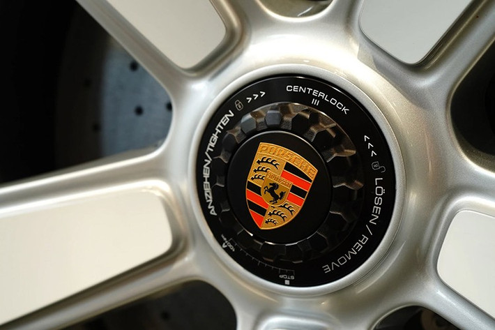 Xe được trang bị bộ mâm Sport Classic 5 chấu phối hai tông màu trắng - bạc, kích thước 20 inch phía trước và 21 inch phía sau, nằm trong gói tùy chọn cá nhân hóa trị giá hơn 1 tỷ đồng. Bộ mâm chỉ thấy trên xe đua hoặc siêu xe hiệu năng cao giúp việc tháo lắp bánh xe nhanh và an toàn hơn.