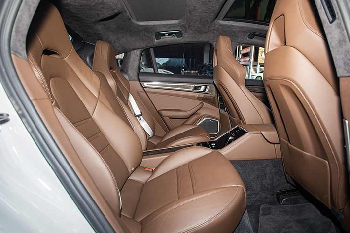 Hệ thống âm thanh của xe là tùy chọn loa Burmester cao cấp, gồm 21 loa công suất 1.455 Watt. Riêng option loa này đã có giá 398 triệu đồng – ngang ngửa một mẫu xe hạng A mua mới hiện nay. Hàng ghế sau gồm 2 ghế ngồi độc lập, ngăn cách bằng bảng điều khiển hệ thống điều hòa, ghế ngồi và hộc để cốc. Cửa sổ trời chỉnh điện trang bị cho cả hai hàng ghế.