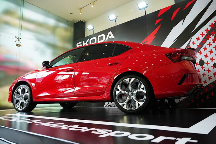 Skoda Octavia RS 2025 là mẫu sedan cỡ C hiệu suất cao hiếm hoi ở thị trường Việt Nam. Xe chỉ có 1 đối thủ trực tiếp là Subaru WRX vốn được nhập khẩu từ Nhật Bản và có giá từ 1,699-1,799 tỷ đồng.