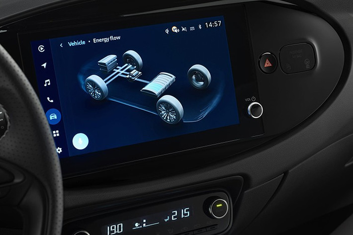 Vô lăng được bọc da nhân tạo, trong khi phiên bản Mid+ có ghế ngồi cao cấp, còn phiên bản High được trang bị bảng điều khiển SakuraTouch đục lỗ. Xe được trang bị cổng sạc USB-C tiêu chuẩn, cùng với các tính năng tùy chọn như sạc điện thoại thông minh không dây, chìa khóa kỹ thuật số và công nghệ lọc không khí nanoeX.