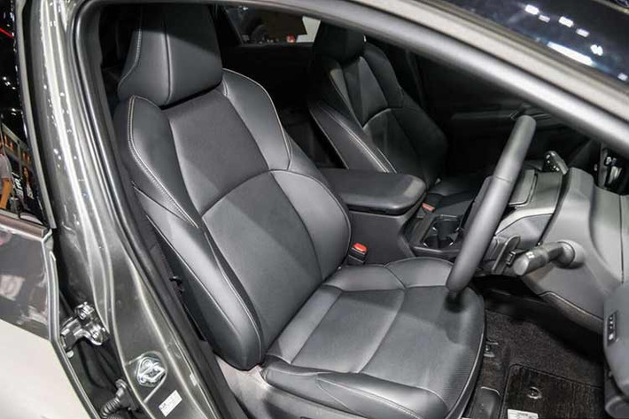 Không gian hàng ghế sau rộng rãi thoáng đãng với chiều dài cơ sở lên đến 2.850 mm cùng trang bị cửa sổ trời. Tiện ích ở đây còn có bệ tỳ tay trung tâm, cửa gió điều hòa sau và cổng sạc điện thoại...