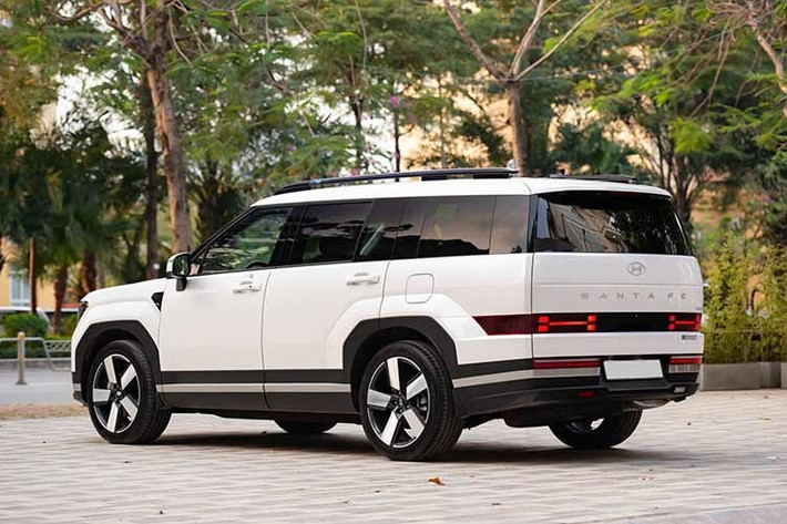 Ở chiều ngược lại, đây lại là cơ hội cho người mua xe lướt. Với mức giá thấp hơn xe mới hàng trăm triệu đồng nhưng tình trạng gần như không khác biệt, những chiếc xe dạng này thường thu hút sự quan tâm lớn. Người mua có thể tiết kiệm đáng kể chi phí ban đầu, đồng thời không phải chờ đợi thời gian giao xe nếu mẫu xe đang khan hàng.