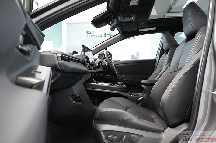 Xe có màn hình kỹ thuật số TFT 7 inch và màn hình trung tâm cảm ứng 14 inch hỗ trợ Apple CarPlay/Android Auto không dây. Xe cũng có cửa sổ trời toàn cảnh, hệ thống đèn nội thất 64 màu, sạc điện thoại không dây kép, cùng gương chiếu hậu kỹ thuật số.