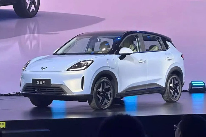 Ngày 24/8/2025 vừa qua, liên doanh SAIC-GM-Wuling đã chính thức mở bán trước mẫu SUV điện cỡ nhỏ Wuling Bingo S tại thị trường Trung Quốc. Mẫu xe này có 4 bản trang bị và giá mở bán từ 68.800 - 81.800 Nhân dân tệ (khoảng 241 - 286 triệu đồng).