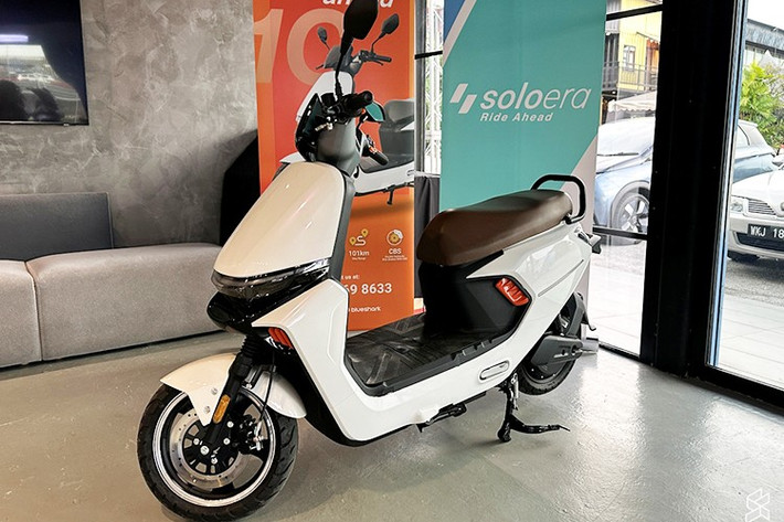 SoloEra Solo 1C của Blueshark là mẫu xe máy điện đô thị đang thu hút sự chú ý khi bán ra tại Đông Nam Á. với mức giá chỉ 599 RM (khoảng 3,7 triệu đồng) sau ưu đãi. Con số này thấp hơn giá một chiếc smartphone tầm trung, khiến hơn 6.000 khách hàng nhanh chóng đặt mua.