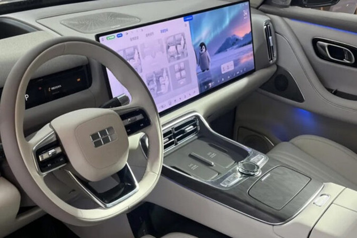 Khoang cabin bố trí 3 hàng ghế dạng 2+2+2, toàn bộ ghế chỉnh điện, có sưởi, hàng ghế 1 và 2 tích hợp thông gió và massage. Lối đi giữa 2 ghế rộng 180mm giúp việc ra/vào hàng ghế thứ ba thuận tiện hơn.