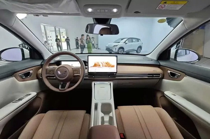 Wuling Bingo S sở hữu kích thước dài x rộng x cao lần lượt 4.265 x 1.785 x 1.600 mm và chiều dài cơ sở 2.610 mm. Trọng lượng không tải của xe dao động từ 1.250 - 1.325 kg, tùy phiên bản. Bên trong mẫu xe điện giá rẻ này là không gian nội thất được thiết kế bao quanh hành khách. Khách hàng có thể lựa chọn hai cách phối màu nội thất là trắng dịu và nâu ấm.