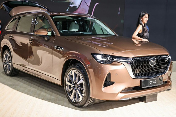 Dự kiến, Mazda CX-80 tại Malaysia sẽ có giá bán cao hơn CX-60 (khoảng 1,25 tỷ đồng) do có kích thước lớn hơn, dù thiết kế ngoại hình và nội thất vẫn khá tương đồng. Khi về Việt Nam, CX-80 sẽ là đối thủ mới dành cho Hyundai Palisade, Ford Explorer và Volkswagen Teramont.