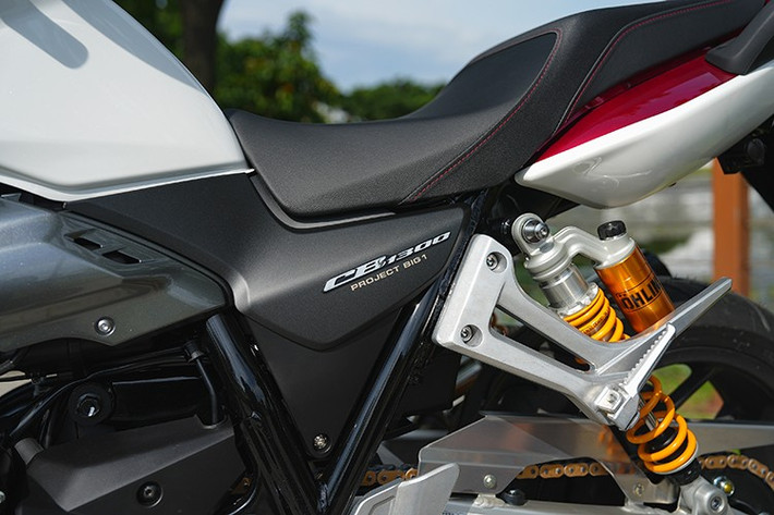 Chiếc CB1300SF SP Final Edition đầu tiên xuất hiện tại Việt Nam được phối màu trắng/đỏ, lấy cảm hứng từ mẫu CB1000SF đời 1992. Điểm mới nằm ở lớp sơn ánh kim, tem Project Big 1 cùng dòng chữ Final Edition trên bình xăng – chi tiết vừa mang tính biểu tượng vừa tạo dấu ấn riêng cho phiên bản cuối cùng.