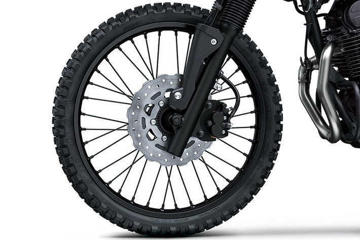 Những trang bị giúp xe hấp thụ chấn động tốt khi di chuyển trên địa hình gồ ghề. Xe sử dụng lốp địa hình IRC Trails chuyên dụng, với kích thước 21 inch phía trước và 18 inch phía sau, cho độ bám tốt trên nhiều loại bề mặt.