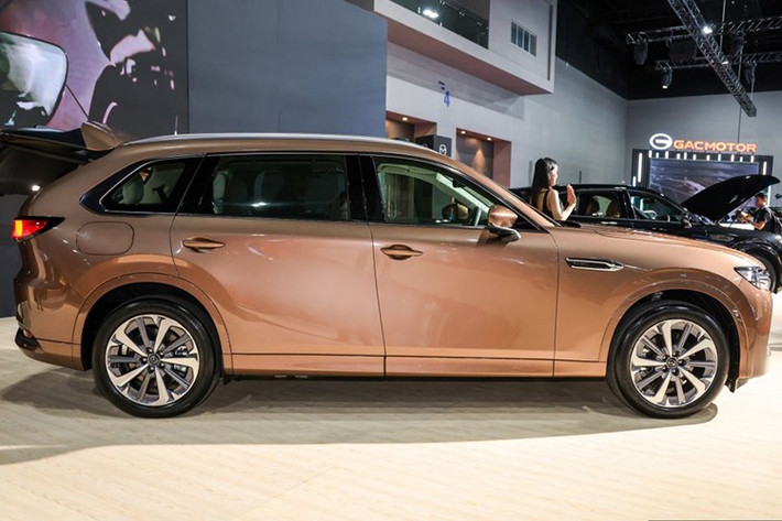 Mazda CX-80 2025 sở hữu các trang bị an toàn với đèn pha LED thích ứng, hỗ trợ phanh thông minh, cảnh báo phương tiện cắt ngang phía sau, cảnh báo người lái mất tập trung, giám sát người lái và hệ thống kiểm soát hành trình thích ứng. Bên cạnh đó là camera 360 độ và hệ thống chọn chế độ lái thông minh.