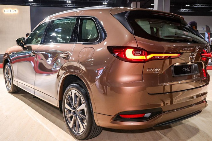 Khi mua mẫu xe này, khách hàng có thể chọn các màu sơn ngoại thất như đen Jet Black, vàng Platinum Quartz, xanh dương Deep Crystal Blue, nâu Melting Copper, đỏ Soul Red Crystal, xám Machine Gray, trắng Rhodium White và đỏ Artisan Red.