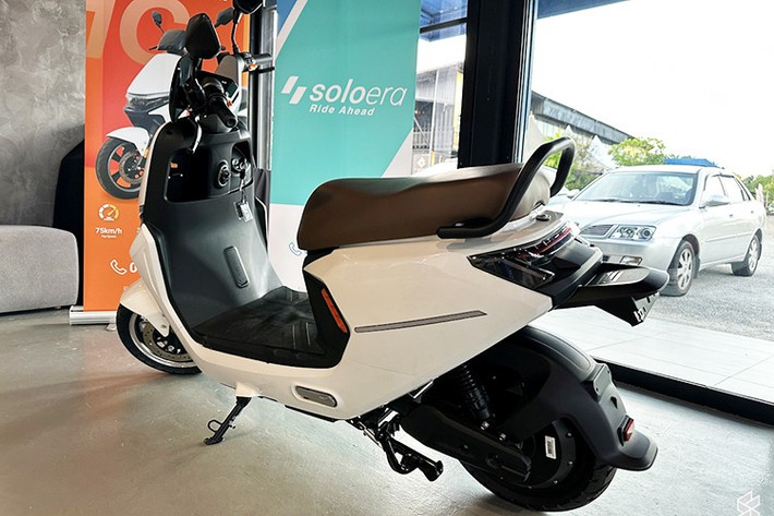 Theo đó, khách hàng được giảm trực tiếp 2.400 RM (khoảng 15 triệu đồng) so với giá gốc 2.999 RM (18,7 triệu đồng). Tuy nhiên, đi kèm là một số điều kiện bắt buộc: người mua phải là công dân Malaysia từ 18 tuổi trở lên, có bằng lái xe máy hạng B2 hợp lệ và đồng ý với hợp đồng thuê pin trong 5 năm.